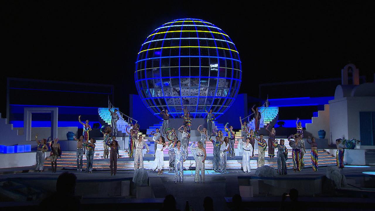 © ORF Das große Finale von "Mamma Mia!" mit dem Ensemble auf der eindrucksvollen Bühne