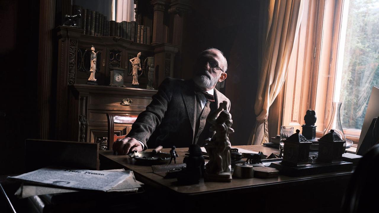 Karl Markovics als Sigmund Freud sitzt am Schreibtisch 