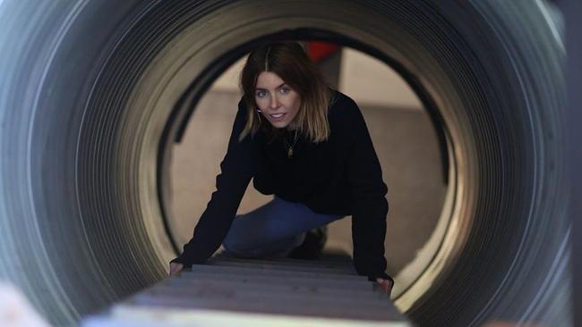  Reporterin Stacey Dooley klettert über die Stufen in einen Bunker