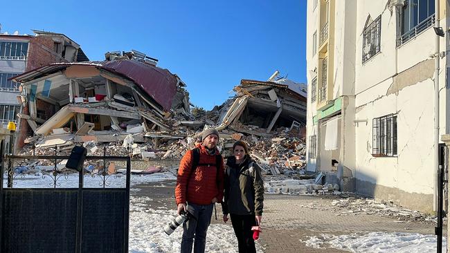 Vanessa Böttcher und Kameramann Marcus Walter beim Weltjournal-Dreh nach dem verheerenden Erdbeben in der Türkei.
