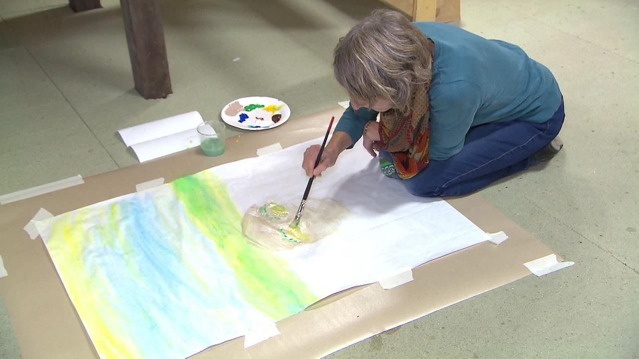 ältere Dame malt ein BIld 