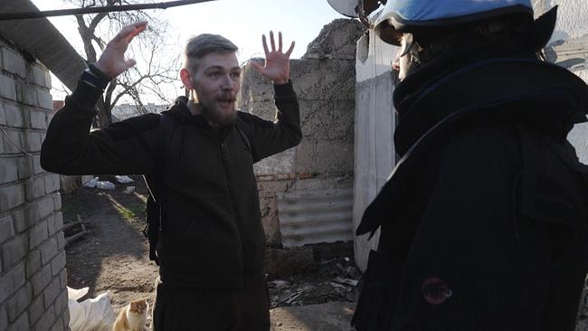 Widerstandskämpfer Vlad aus Kherson berichtet, wie er von den russischen Besatzern wegen subversiver Aktivitäten im Untergrund festgenommen wurde