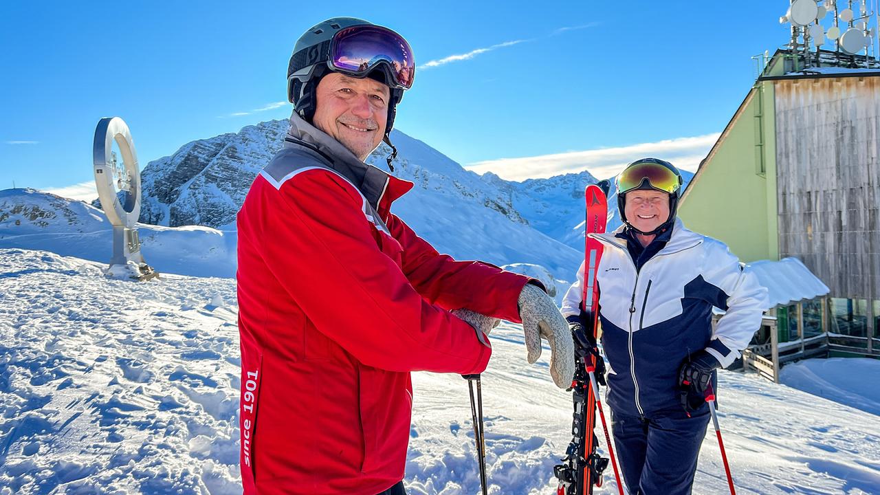 Harry Prünster mit dem Orts-Obmann des SCA Lech Peter Scrivener am Einstieg des Skirennens "Der Weiße Ring"