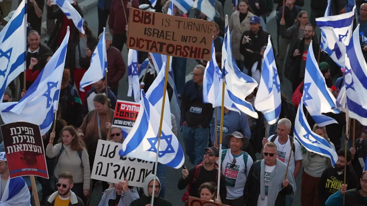 Die Demonstranten werfen Premierminister Benjamin Netanyahu vor, die Grundlangen der israelischen Demokratie zu gefährden