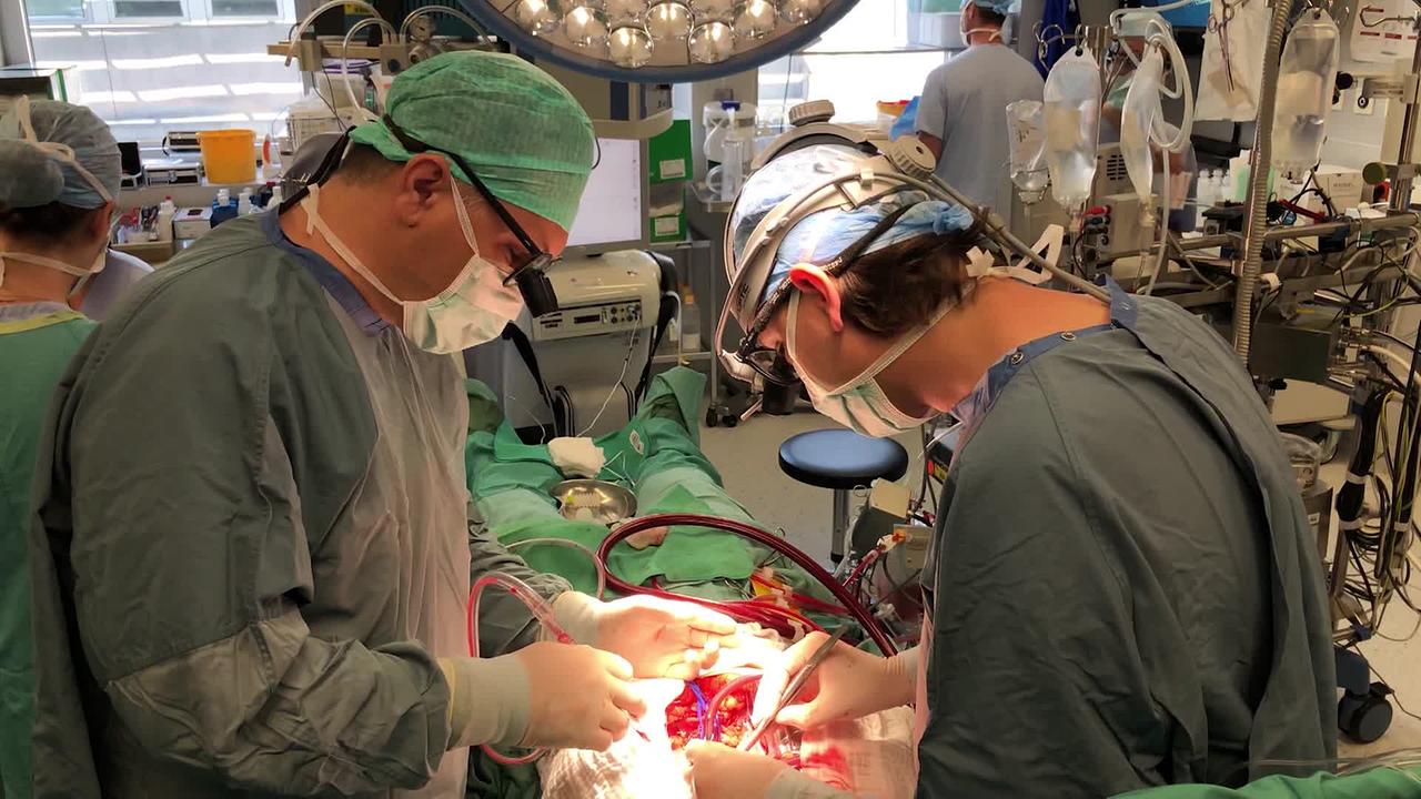Zwei Chirurgen operieren am offenen Herzen