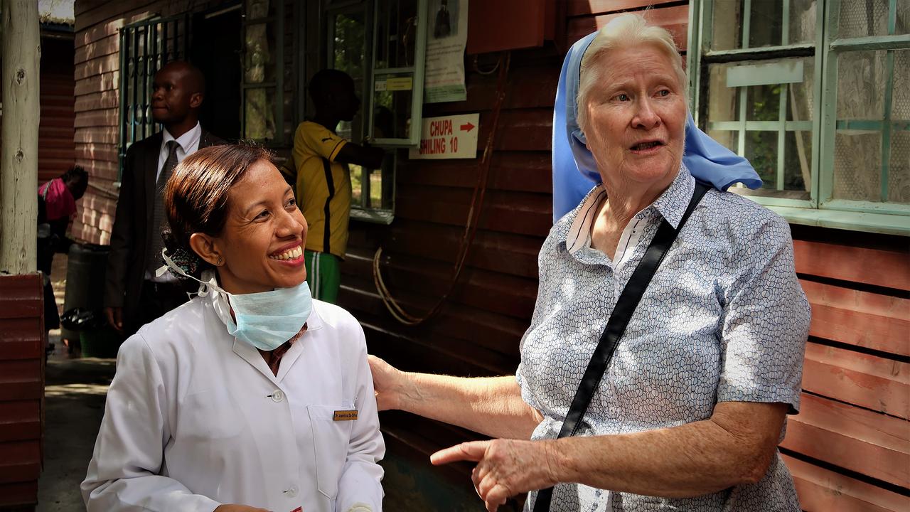 Sister Mary Kileen mit einer Ärztin in ihrem Gesundheitszentrum im Mukuru-Slum.