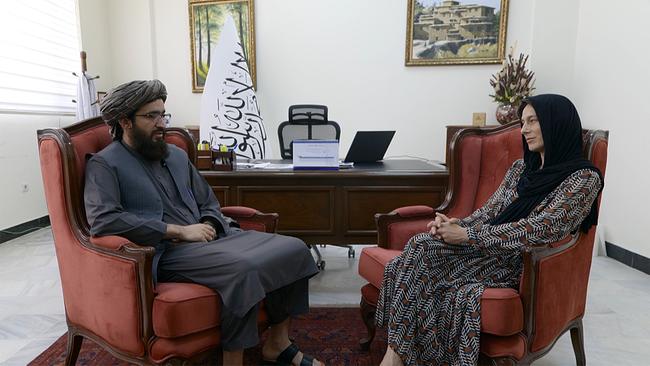 ORF-Reporterin Rosa Lyon beim Interview mit dem Sprecher des Außenministeriums der Taliban