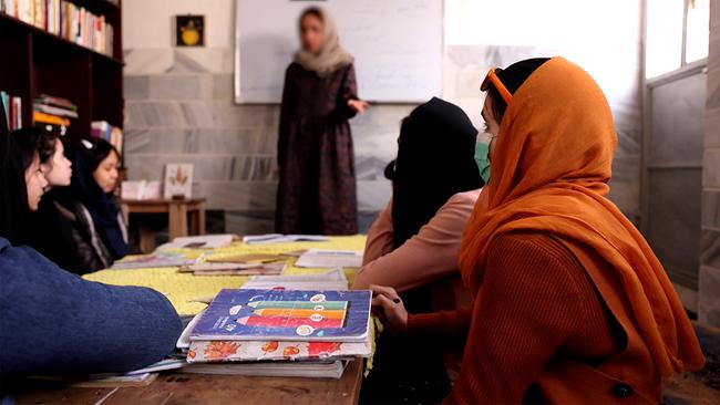 Eine der vielen geheimen Schulen in Afghanistan, in denen Teenagerinnen unterrichtet werden