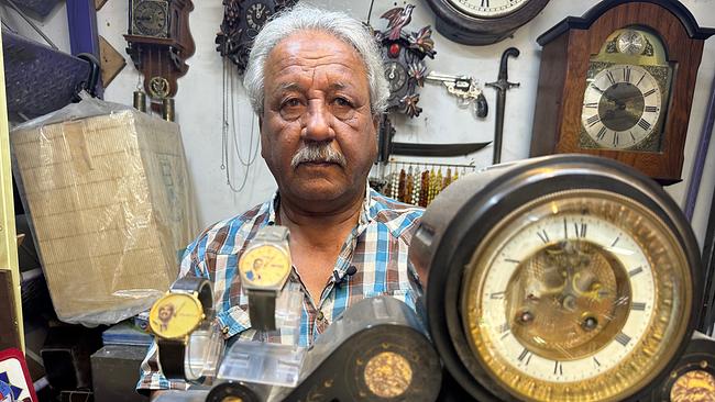 Auf dem Antiquitätenmarkt in Bagdad: neben historischen Uhren sind Armbanduhren mit dem Porträt des früheren Diktators Saddam Hussein im Angebot