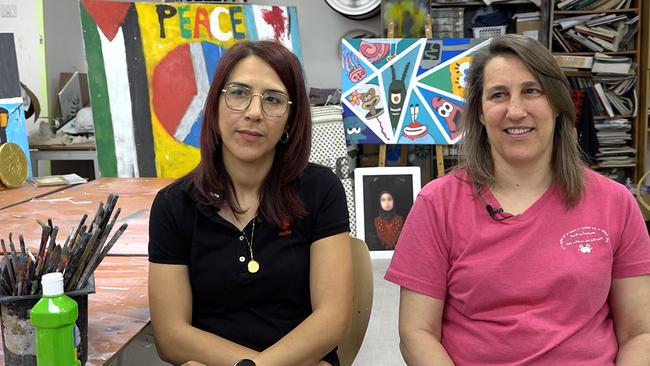 Sirin Othman Janah, arabische Lehrerin, und Yaffa Shira Grosberg, jüdische Lehrerin, an der „Hand in Hand Schule“ in Jerusalem, eine von sechs Schulen in Israel, an der arabische und jüdische Kinder gemeinsam unterrichtet werden