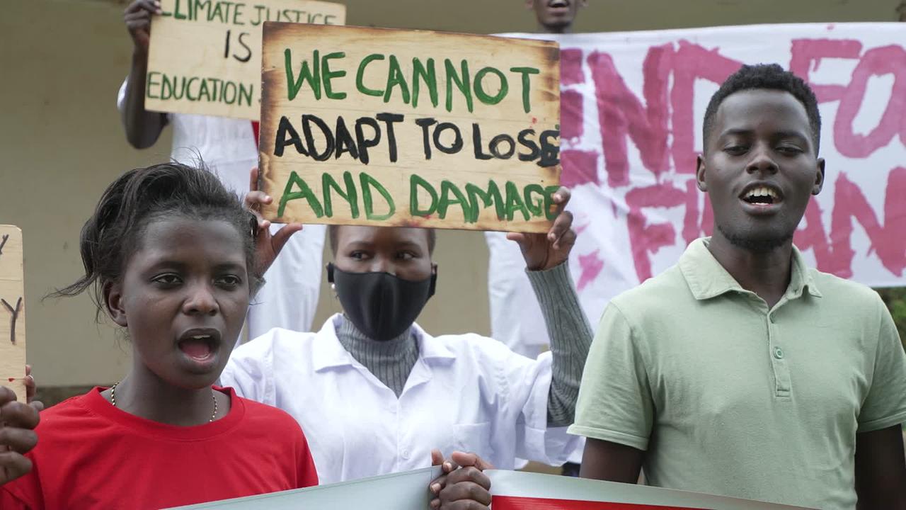 Proteste von Klimaschützern - 6,5 Milliarden Barrel Öl schlummern in Ugandas Böden. Sie sollen gefördert und über eine 1.400 Kilometer lange, beheizte Pipeline an den Indischen Ozean transportiert werden. Der Bau ist ökologisch höchst umstritten.