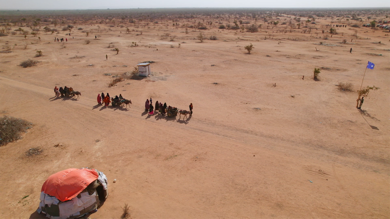 © Journeyman / ORF Jeden Tag kommen viele neue Familien ins improvisierte Zeltlager vor der Stadt. Sie fliehen vor der Dürre und vor der brutalen Al Shabab Miliz.