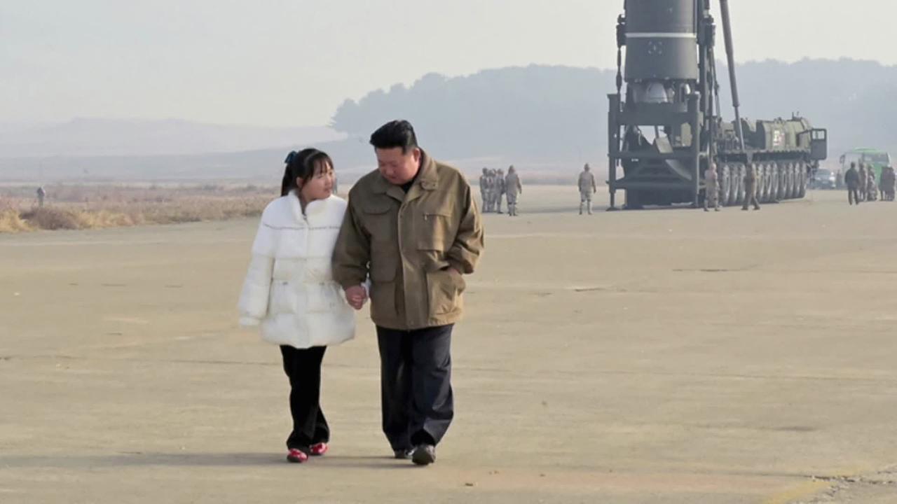 © © ORF / Ampersand Kim Yo Jong zeigt, dass nun auch Frauen in Nordkorea Einfluss und Macht haben können – so lang sie Teil der Familie sind. Kim Jon Uns Tochter wartet schon.