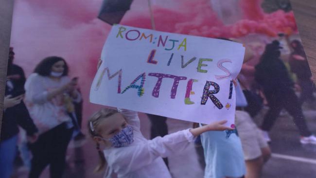 Romnja Lives Matter zeigt ein Plakat, das ein Kind herzeigt. Selbstbestimmung wird den Roma und Romnja, Sinti und Sintizze lange Zeit verwährt.