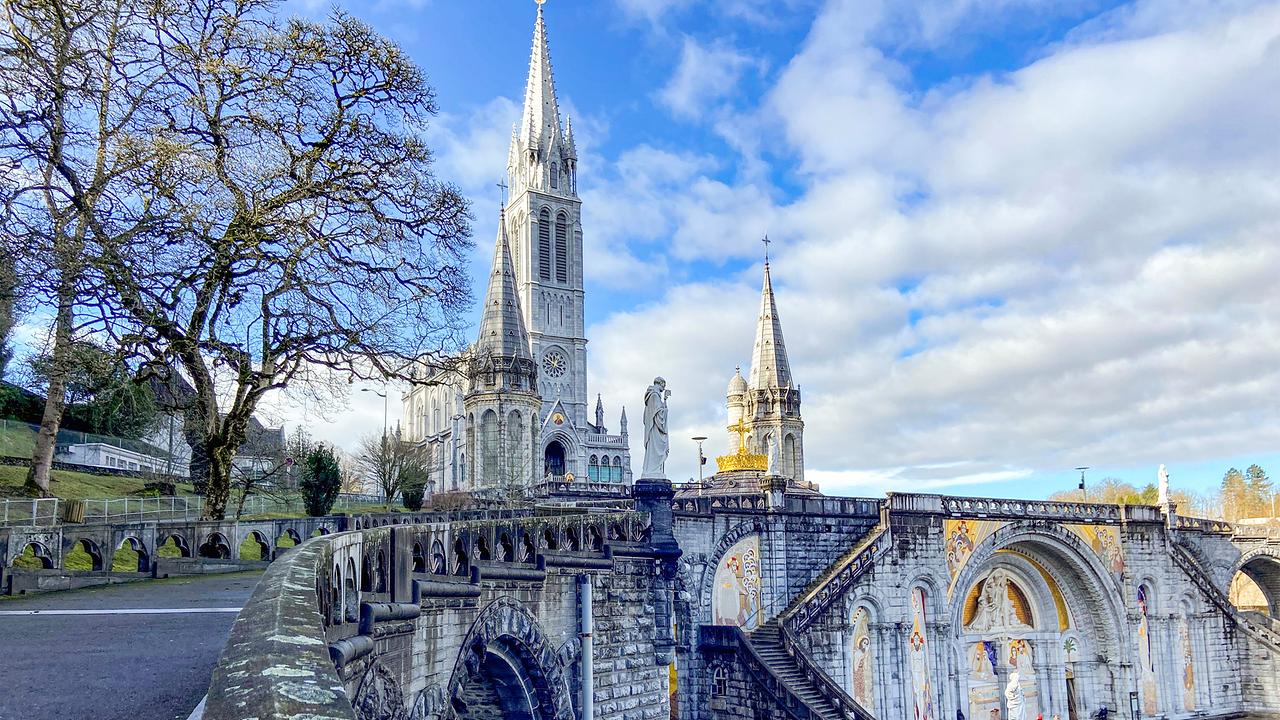 Dem Wasser aus der Grotte des Wallfahrtsortes Lourdes werden wundersame Heilkräfte zugeschrieben. Sind diese Wunder Zeichen Gottes? 