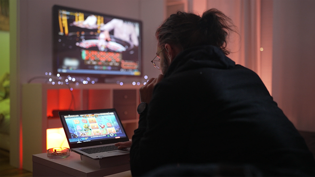 Gezockt wird immer öfter im eigenen Wohnzimmer: 9 von 10 Erstbehandelten in der Wiener Spielsuchthilfe geben an Online zu spielen.