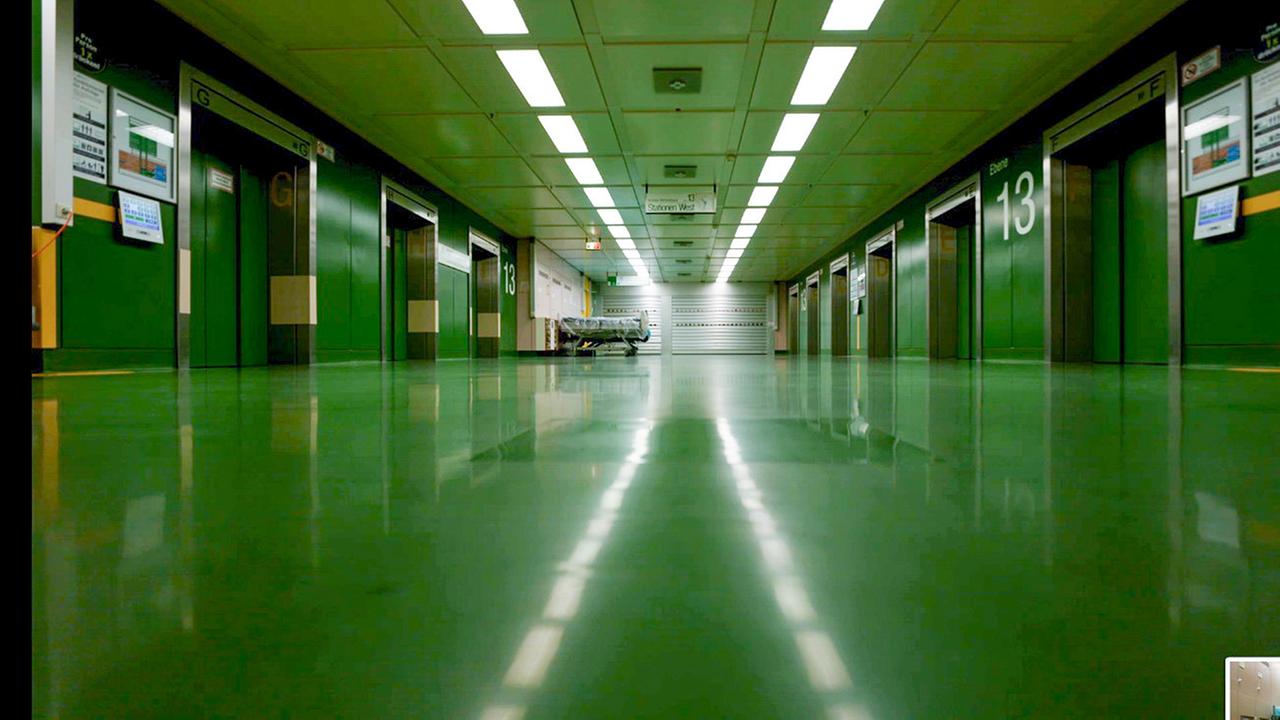 © ORF/Langbein & Partner Der Gang der Intensivstation im Wiener AKH