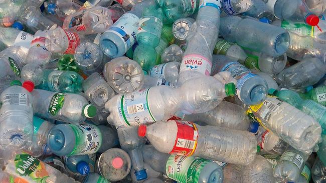 Pfand auf Plastik: Warum Flaschen-Zerdrücken bald Geld kostet