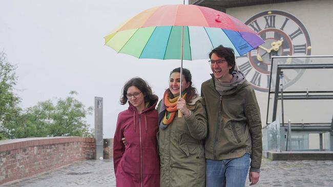 © ORF/METAFILM Hannah, Noemi und Elias Ginthör posieren für ein Foto auf dem Schlossberg