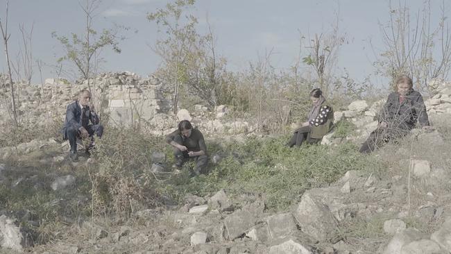 Familie Yusifli wurde vor genau 30 Jahren vom armenischen Militär aus Berg-Karabach vertrieben. Sie kehrt zurück an jene Stelle, an der ihr Haus einmal gestanden hatte.