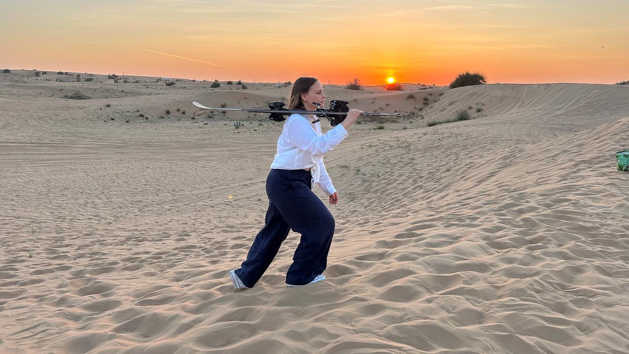 © ORF Reporterin Isabella Purkart schaut sich in Dubai an, wie Skifahren mitten in der Wüste möglich ist