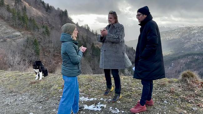 © ORF Korrespondentin Katharina Wagner mit Architekt Johann Obermoser und seinem Geschäfts-Partner Alexander Gastager in den albanischen Bergen in der Nähe von Korça