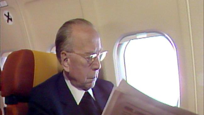 Kardinal Franz König auf einer Reise. 