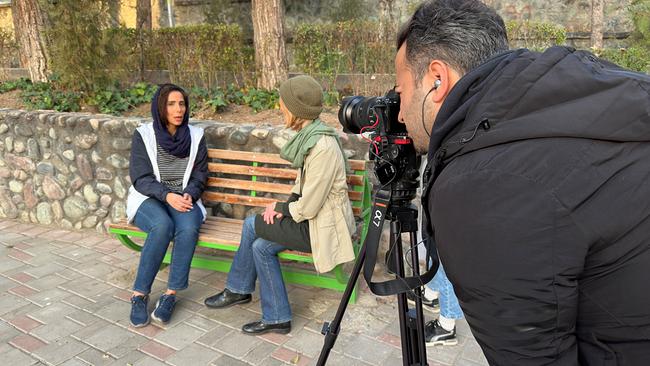 Korrespondentin Katharina Wagner in einem Teheraner Park im Gespräch mit der Journalistin Fatemeh Rajabi, die sich vor vier Jahren scheiden ließ