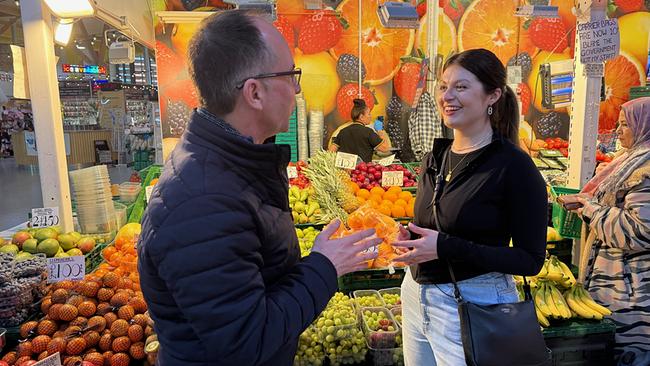 Korrespondent Jörg Winter mit Food Influencerin Lauren beim Shoppen
