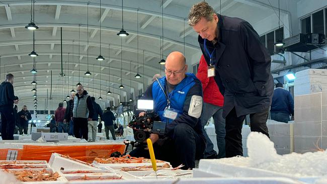 Korrespondent Ernst Gelegs und Kameramann Daniel Bogataj am Athener Fischmarkt