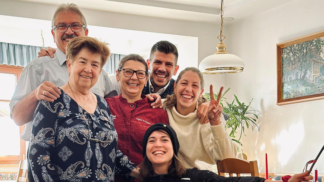 Bei Familie Krutzler in Heiligenbrunn stärkt sich Kristina Schranz mit dem guten Quellwasser und erfährt auch die Geschichte dazu