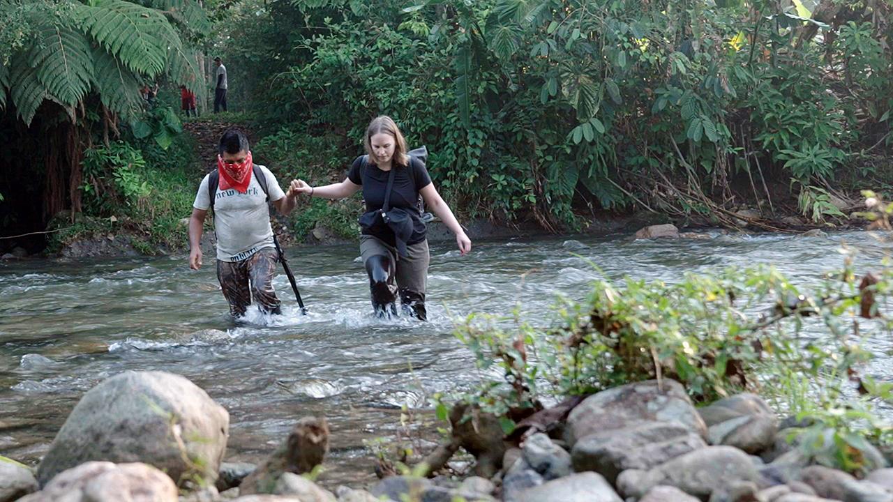 Koka-Bauer Carlos (Name geändert) mit Korrespondentin Isabella Purkart auf dem beschwerlichen Weg zu seinem Koka-Feld mitten im kolumbianischen Dschungel