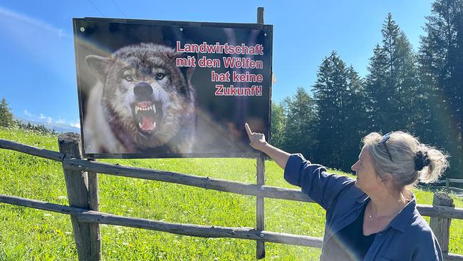 Südtirols Bauern mobilisieren gegen den Wolf. Korrespondentin Ines Pedoth vor einem der Plakate.