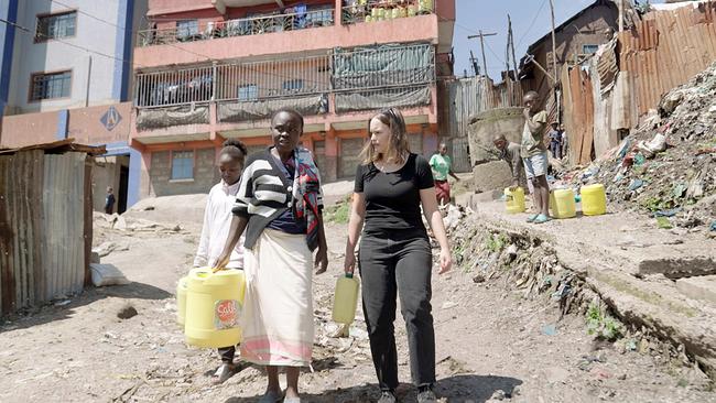 Isabella Purkart mit Sellah Omuka, die im Slum Mathare in Nairobi den Wasserbedarf ihrer Familie mit Kanistern decken muss.