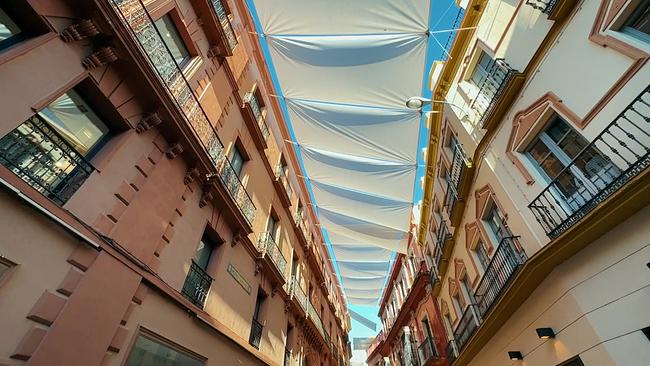 In Sevilla spenden Sonnensegel kostbaren Schatten und senken so die Hitzebelastung für Passanten merklich