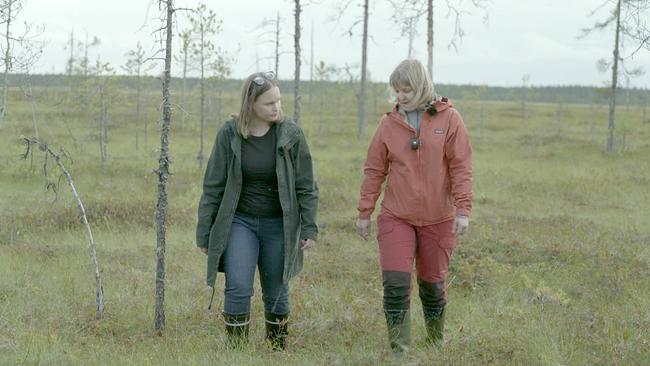 Korrespondentin Isabella Purkart mit der Biologin Tiina Oinonen von der Kooperative „Snowchange“ im Valkeasuo-Moor in Finnland