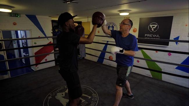 Korrespondent Jörg Winter beim Probeboxen in einem Jugendclub in Südlondon mit Boxtrainer Hannes 