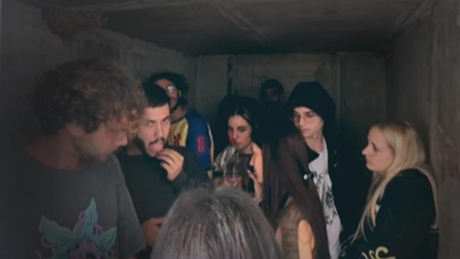 Nach dem Hamas-Überfall auf das Musikfestival hielt sich eine Gruppe junger Israelis in einem Bunker verschanzt. Handy-Aufnahmen halten das Grauen ebenso fest wie die letzten Abschiedsworte und Momente der Kameradschaft und Liebe