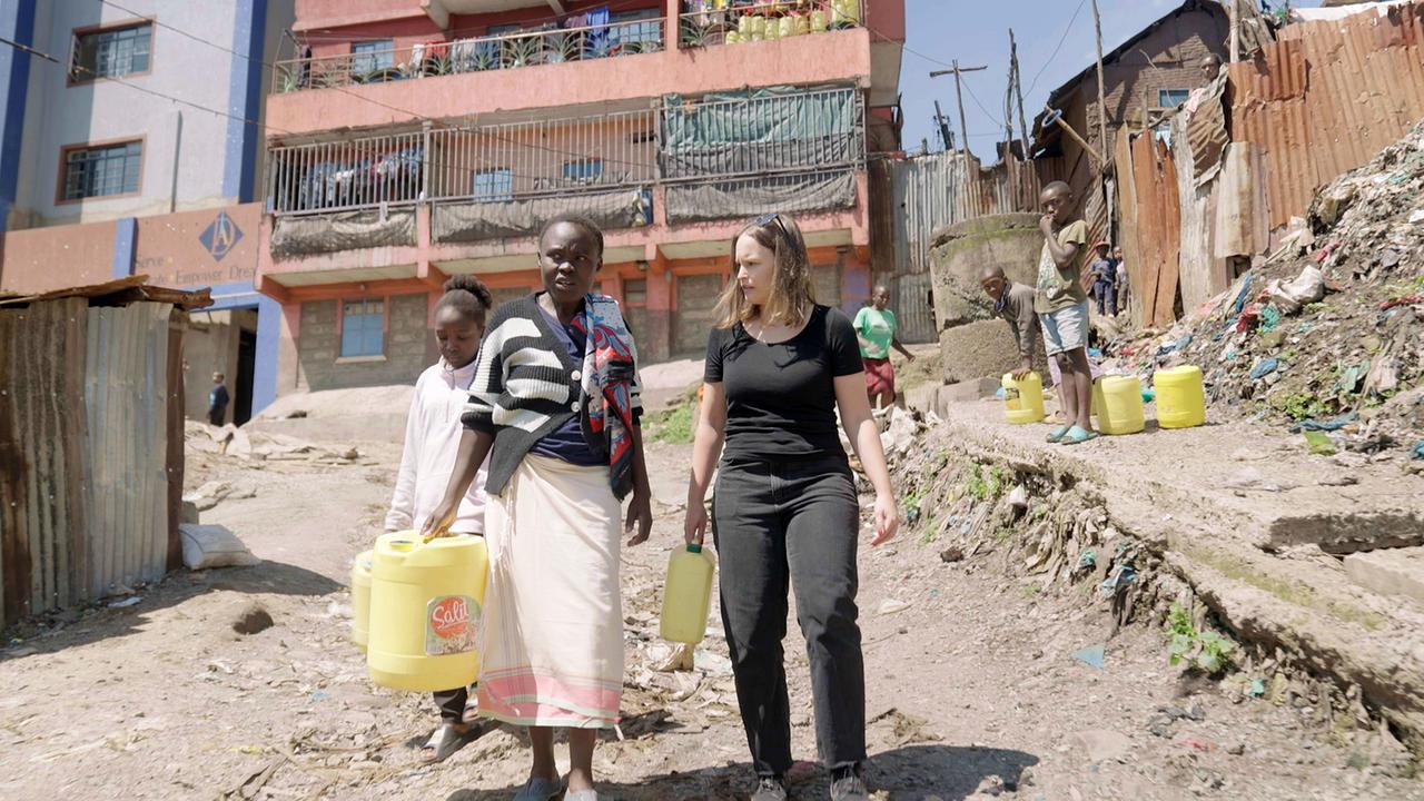 Korrespondentin Isabella Purkart mit Sellah Omuka, die im Slum Mathare in Nairobi den Wasserbedarf ihrer Familie mit Kanistern decken muss