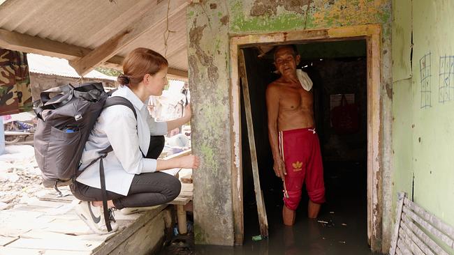 Vor 40 Jahren hat Herr Samudi dieses Haus für seine Familie gebaut. Der steigende Meeresspiegel und der fehlende Zugang zu sauberem Wasser in seinem Stadtviertel sind schuld, dass heute in seinem Haus das Wasser knöcheltief steht - und das für immer.