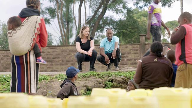 Isabella Purkart mit Gacheke Gachihi vom Mathare Social Justice Centre auf den Spuren der Wasserkartelle der kenianischen Hauptstadt Nairobi