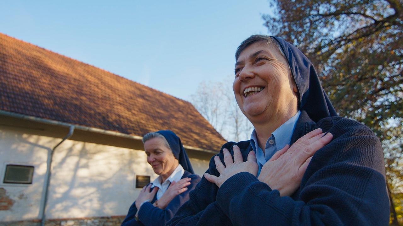 Schwester Maria probt einen Tanz für die Sozialen Medien