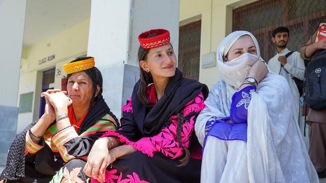 Persikila mit ihrer Mutter beim Besuch ihrer Schwester Sophie in der Universität Chitral.