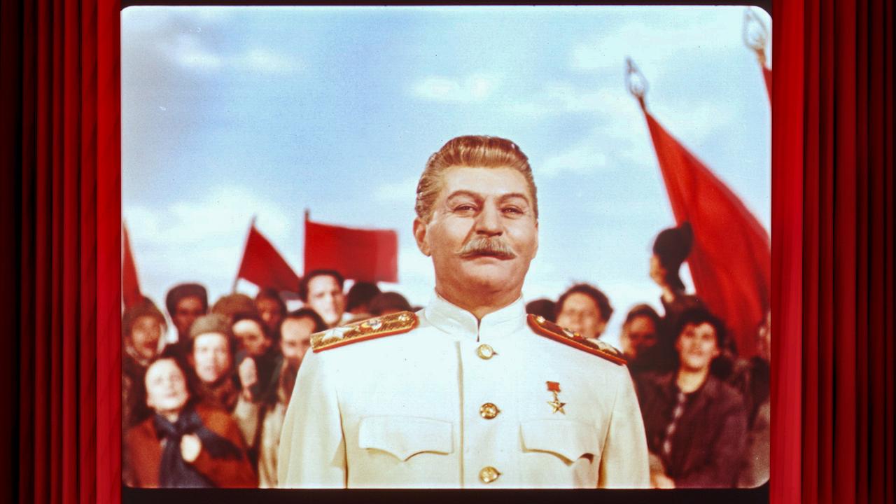 In einem Weltkriegsfilmepos wird Stalin zu seinem 70. Geburtstag 1948 als Sieger über 