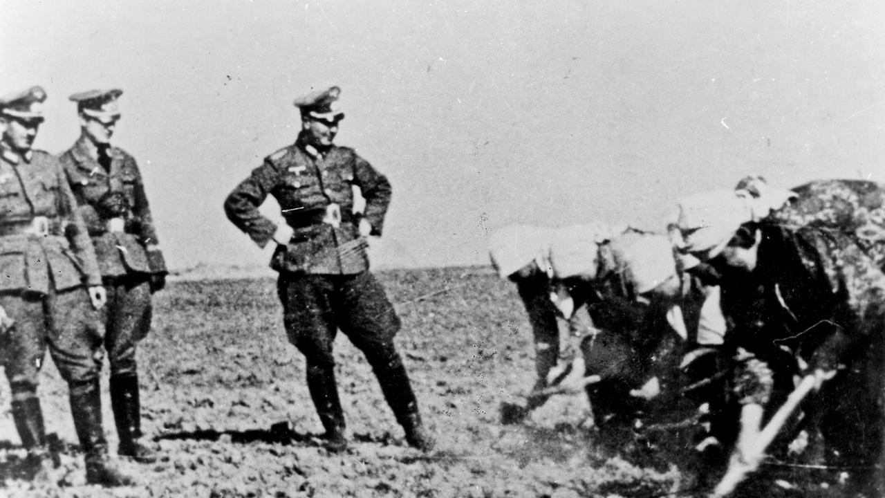 Polnische Zwangsarbeiterinnen unter Aufsicht der Wehrmacht