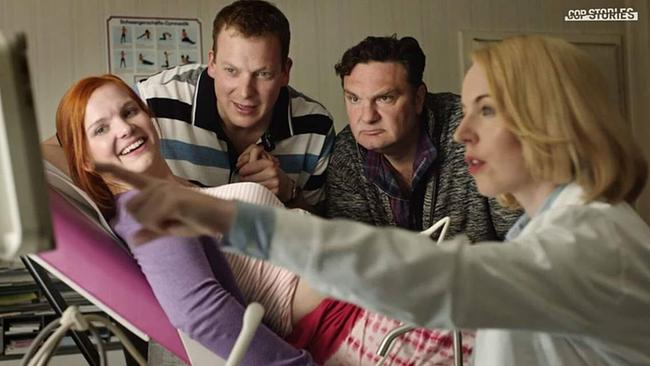 Szene aus der Serie "Copstories" mit Martin Leitgeb und Corinna Pumm beim Arztbesuch zum Ultraschall