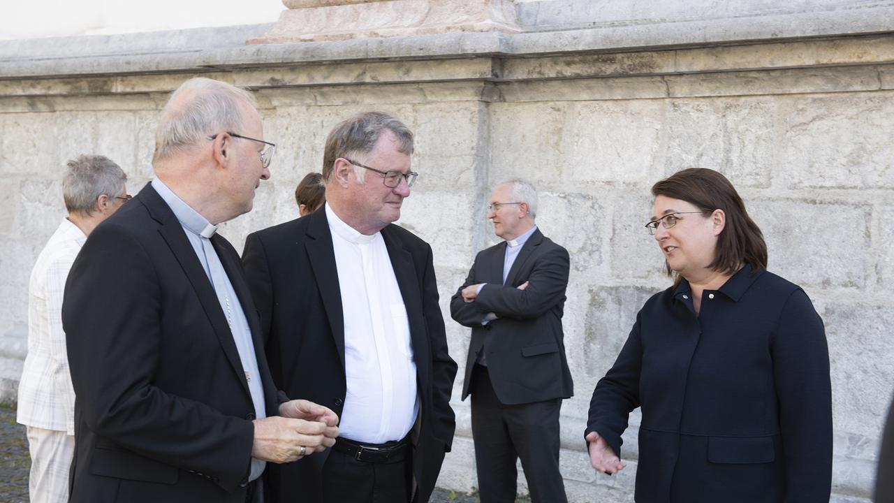 Bischof Benno Elbs und Bischof Manfred Scheuer im Gespräch mit Pastoralamtsleiterin Gabriele Eder-Cakl 