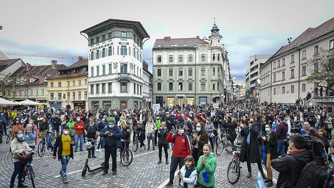 Menschen protestieren in Ljubljana