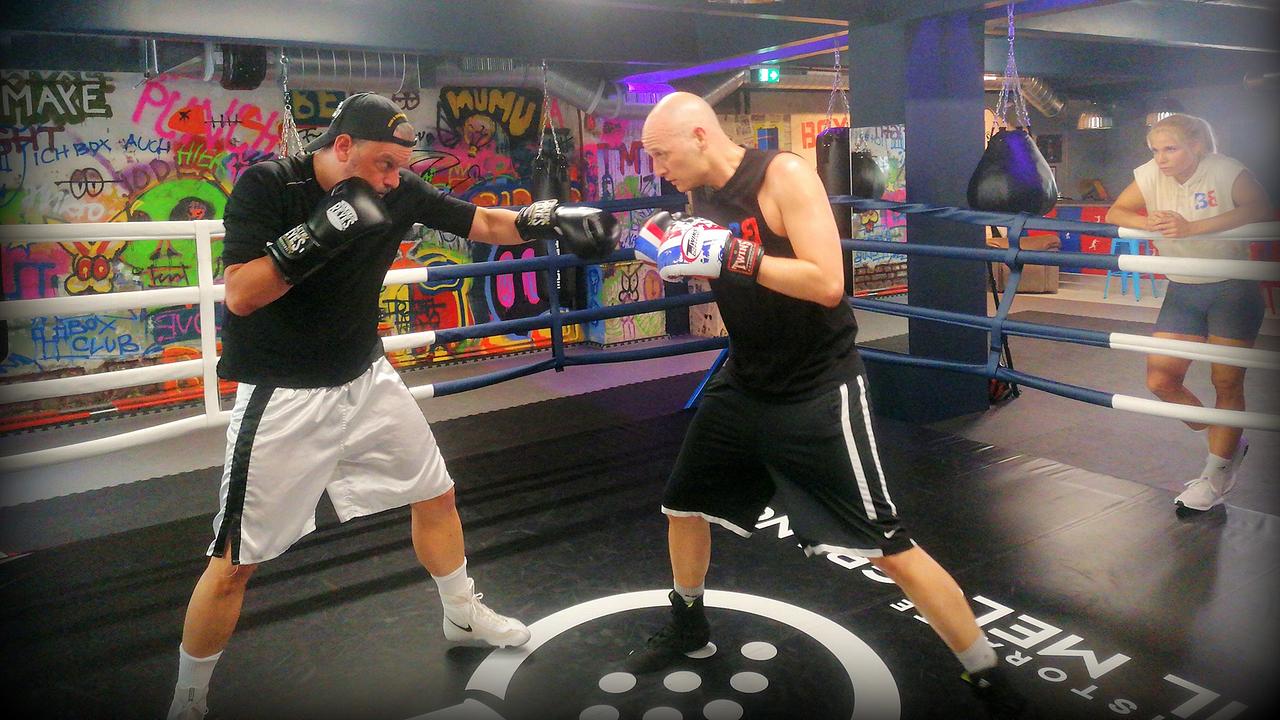 Thomas May und Drew Sarich beim Boxtraining im Boxtring der Boxschmiede in Wien
