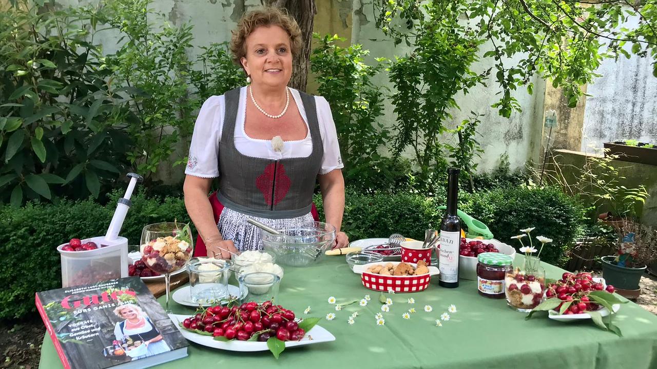 Seminarbäuerin Elisabeth Lust-Sauberer mit allen Zutaten für ihr Kirschen-Schichtdessert